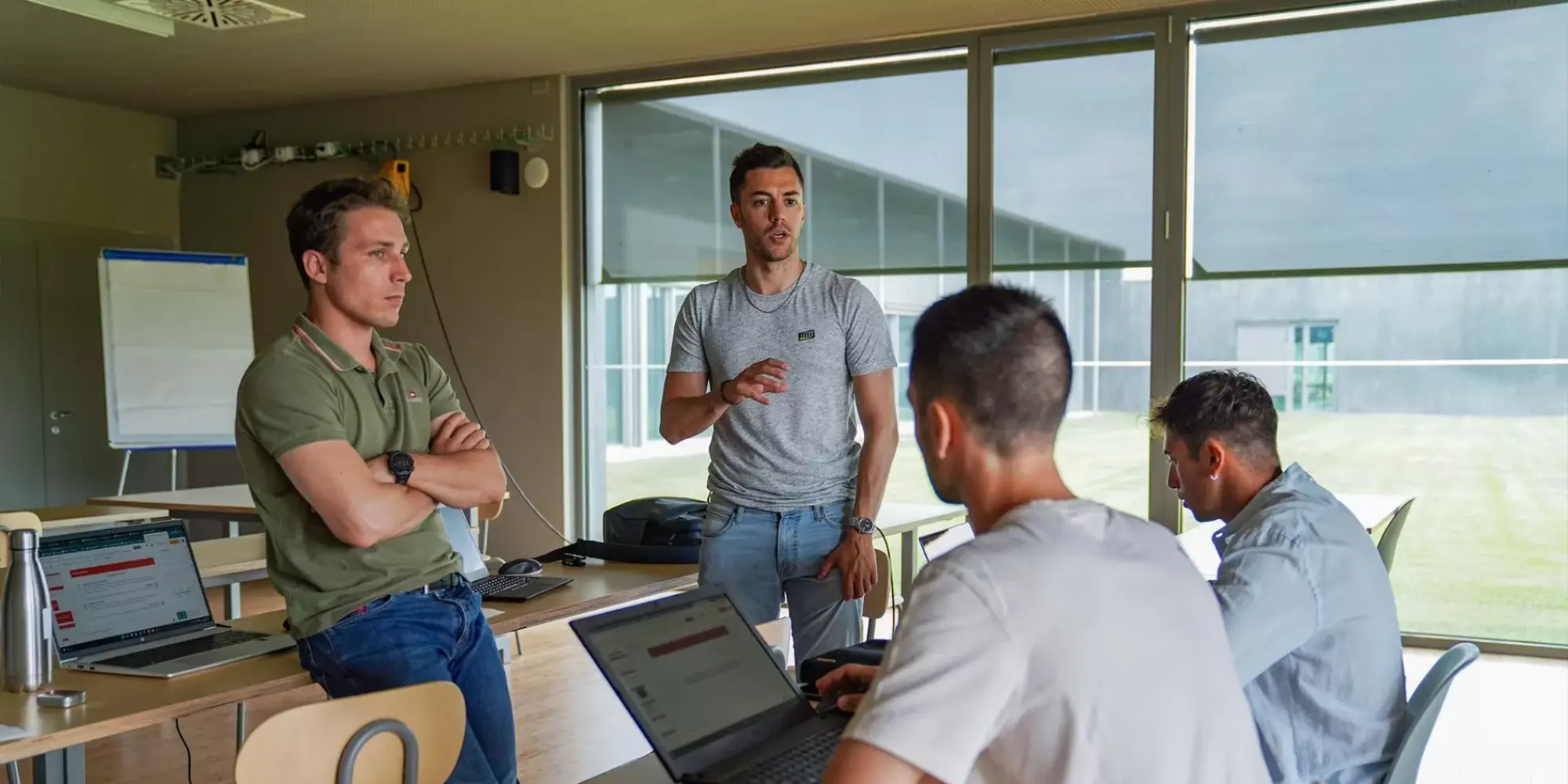 Gli studenti di H-FARM lavorano insieme in un lavoro di gruppo