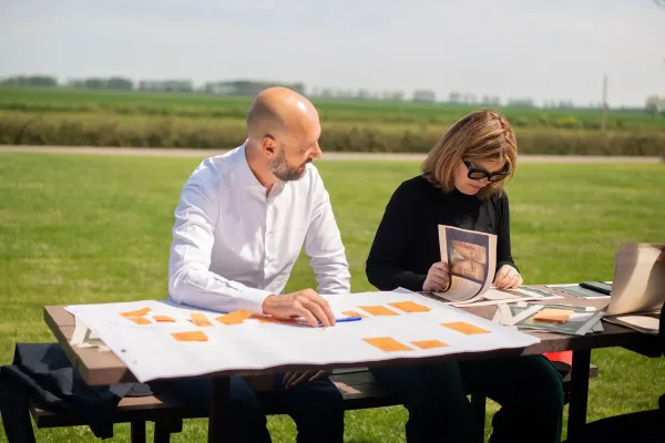 Gli studenti di H-FARM discutono dei loro progetti fuori dalla classe