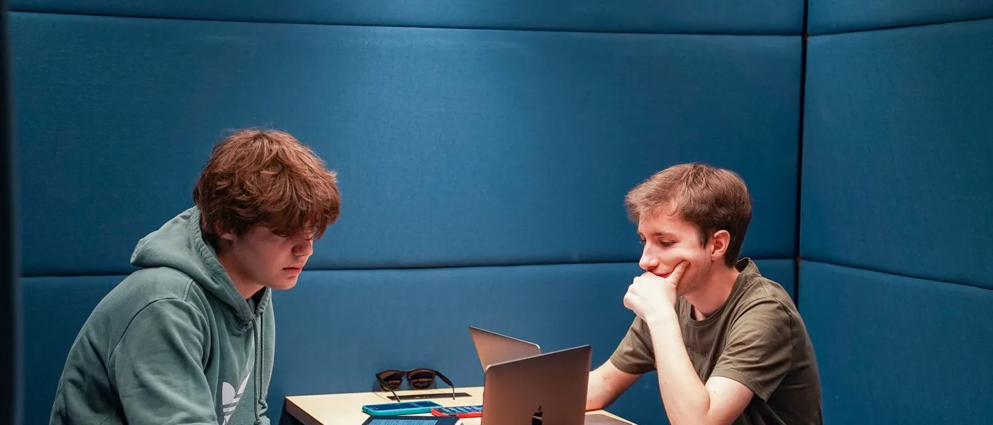 Gli studenti di H-FARM impegnati in un lavoro di gruppo