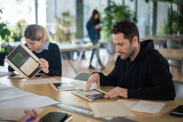 Gli studenti di H-FARM lavorano ai loro compiti in aula studio