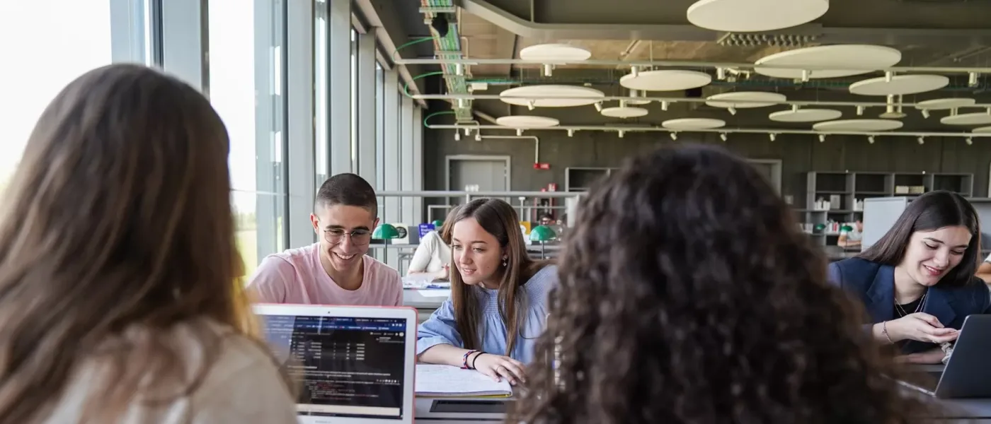 H-Farm College students gathered in a Lab
