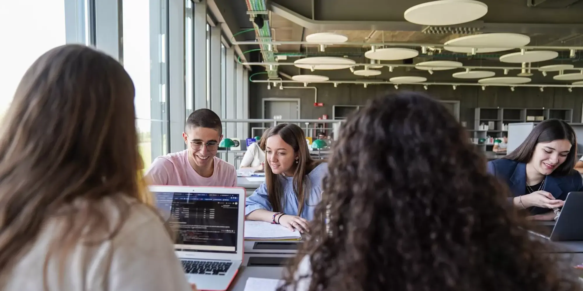 Studenti H-Farm College riuniti in un Lab