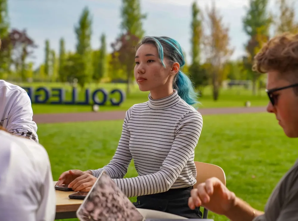 La studentessa H-FARM presta attenzione alle lezioni