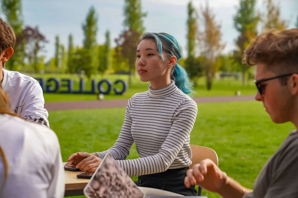 La studentessa H-FARM presta attenzione alle lezioni