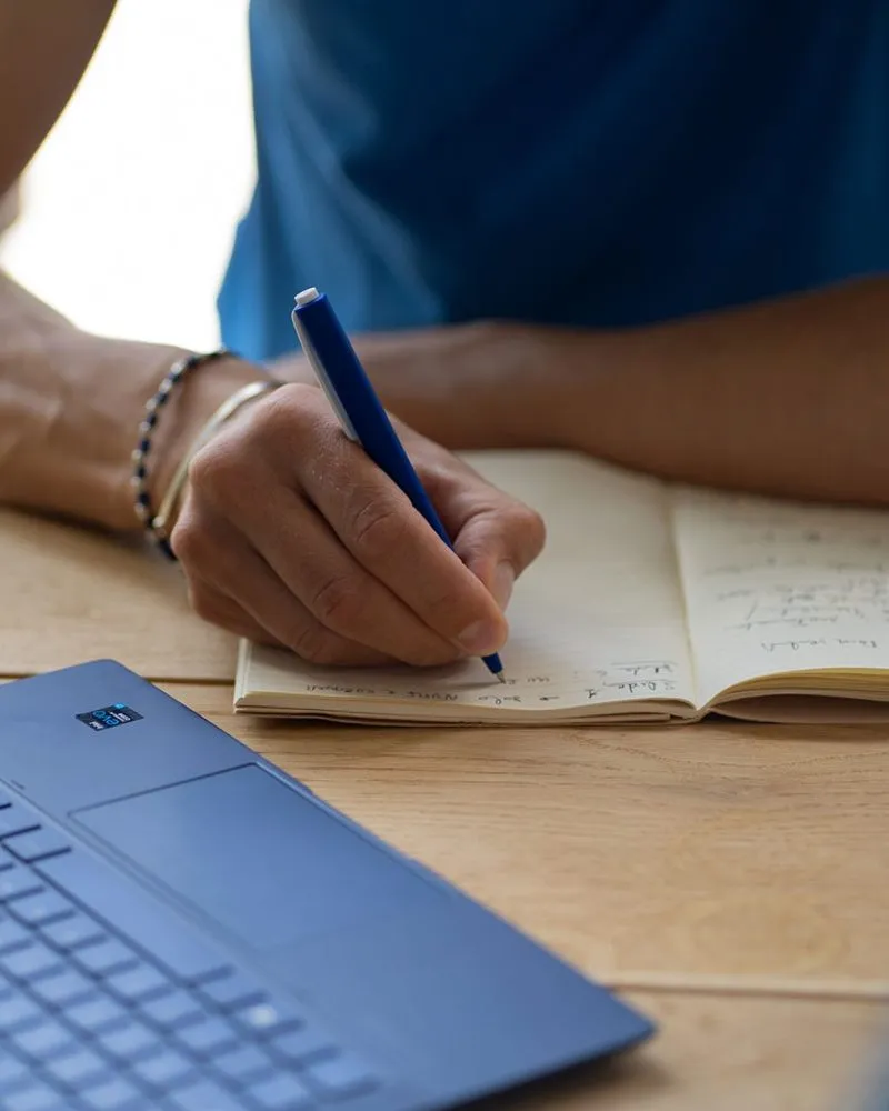 Lo studente di H-FARM prende appunti in classe