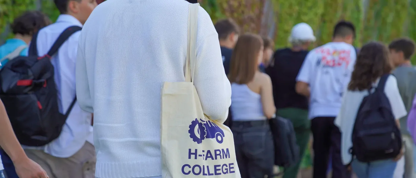 A student carrying H-FARM College shopper