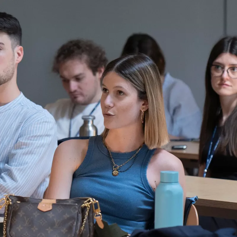 L'alunna di H-FARM partecipa alla lezione