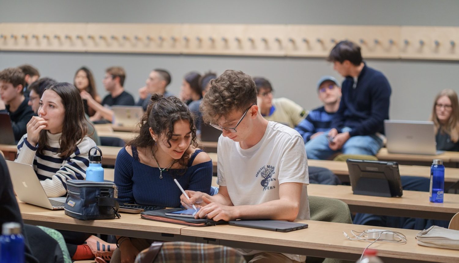 Intelligenza artificiale nel mondo del lavoro: cosa studiare per non restare indietro