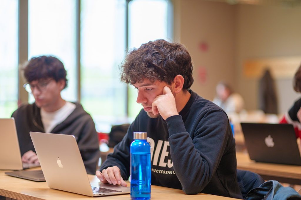Studenti al lavoro al computer durante una lezione del corso in Cybersecurity