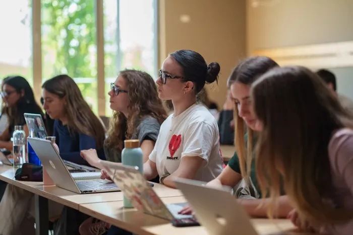 Studentesse al lavoro sui laptop durante una lezione
