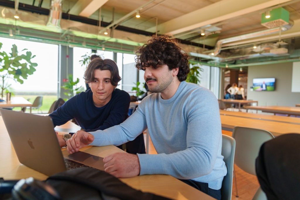 Due studenti lavorano insieme a un progetto al computer