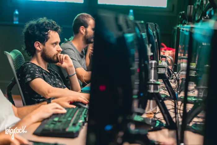 Studente concentrato alla postazione davanti al monitor