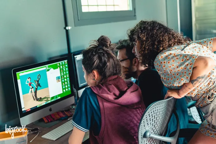 Studentesse confrontano un progetto di animazione davanti allo schermo