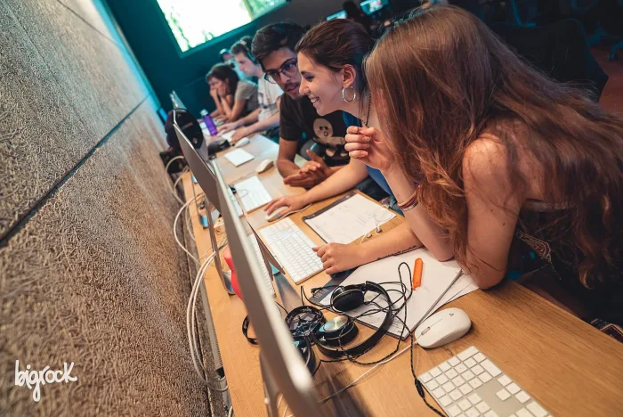 Studenti del corso di laurea in Animation, Design & Visual Arts al lavoro in un laboratorio di computer grafica