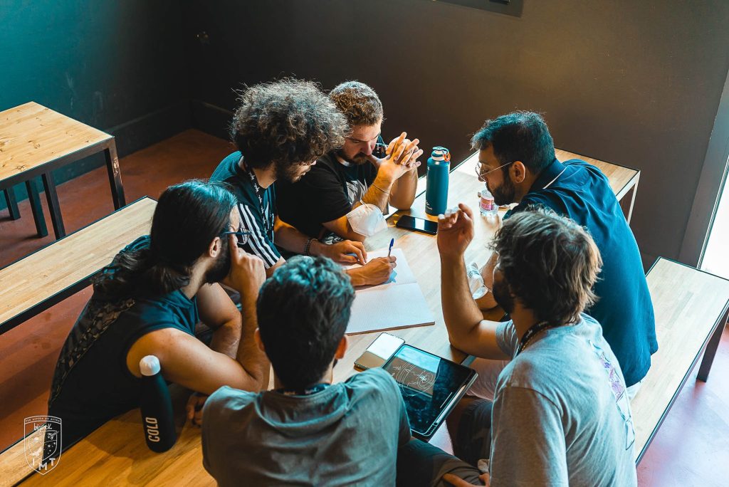 Gruppo di studenti al tavolo durante una sessione di progettazione di un videogioco