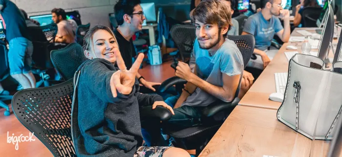 Studenti sorridenti in laboratorio durante una lezione di game design