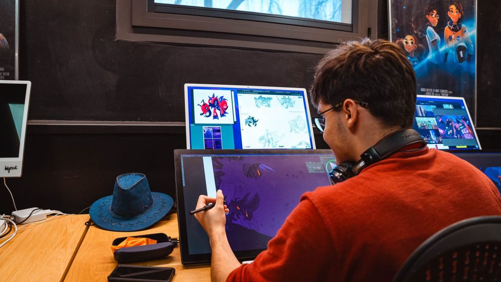Studente realizza un concept con penna su display interattivo