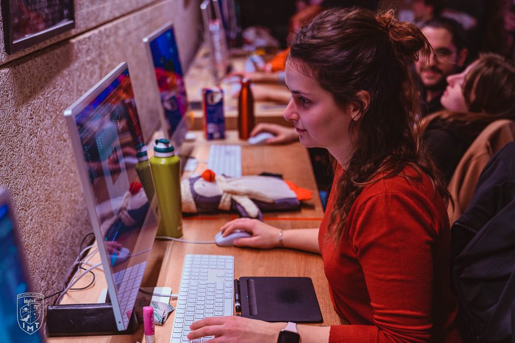 Studentessa concentrata alla postazione durante una sessione di design
