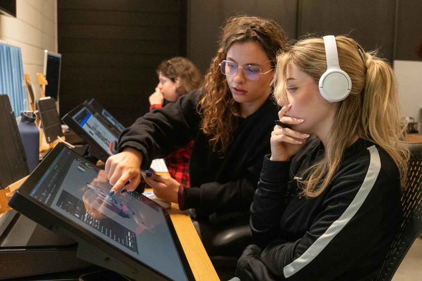 Studentesse lavorano insieme su un progetto su display grafico