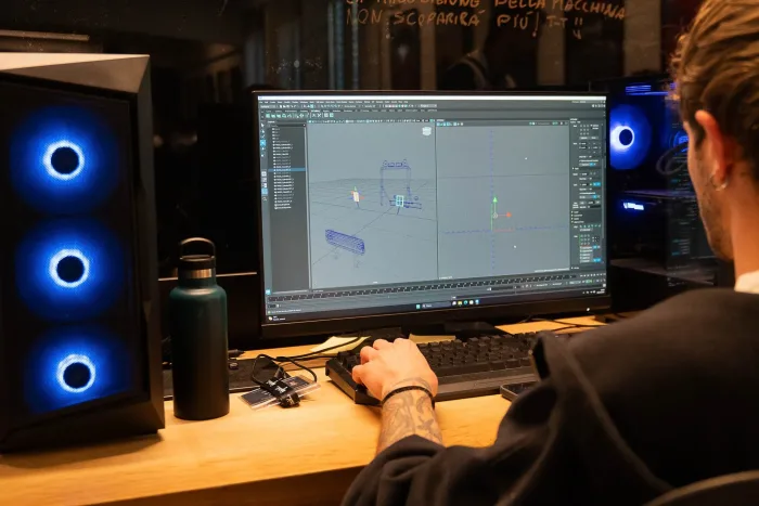 Studente costruisce una scena 3D in un software di animazione