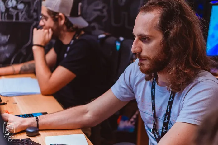Studente concentrato al computer durante una sessione di produzione