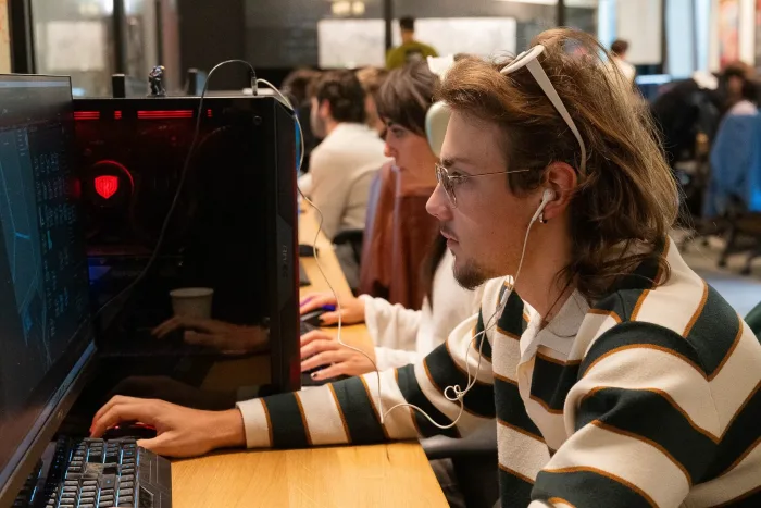 Studente al lavoro nel laboratorio di computer grafica