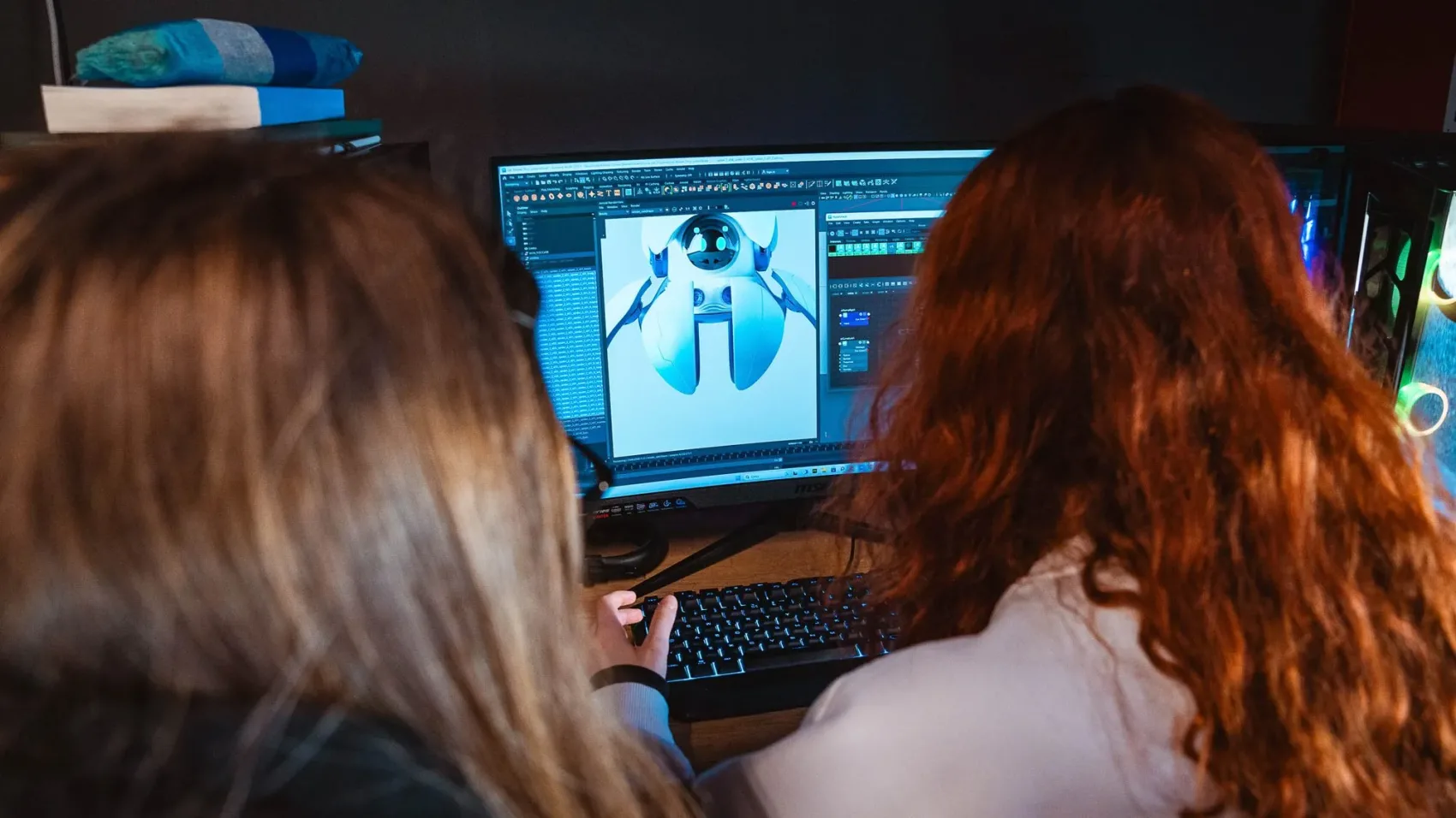 Studentesse lavorano su un modello 3D di un personaggio