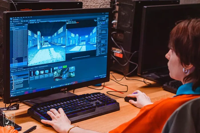 Studentessa progetta un ambiente 3D per un videogioco