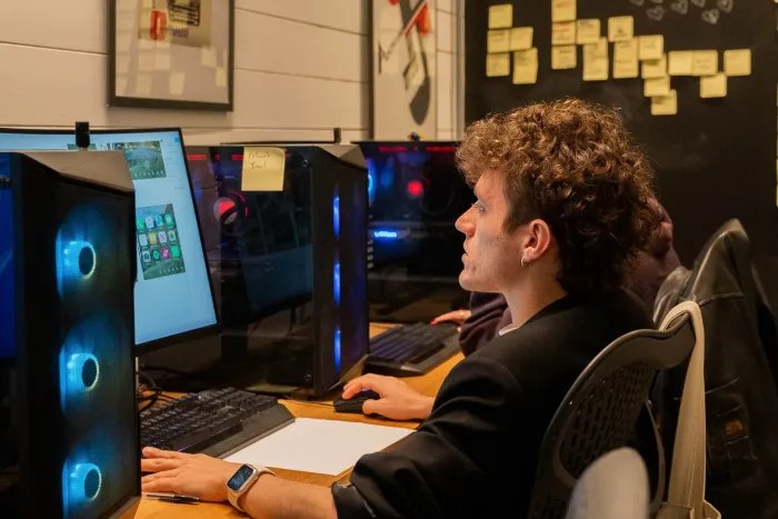 Studente al lavoro su un progetto di videogioco alla postazione PC