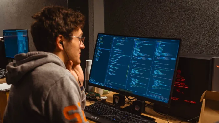 Studente del Master in Game Design & Creation scrive codice per un videogioco