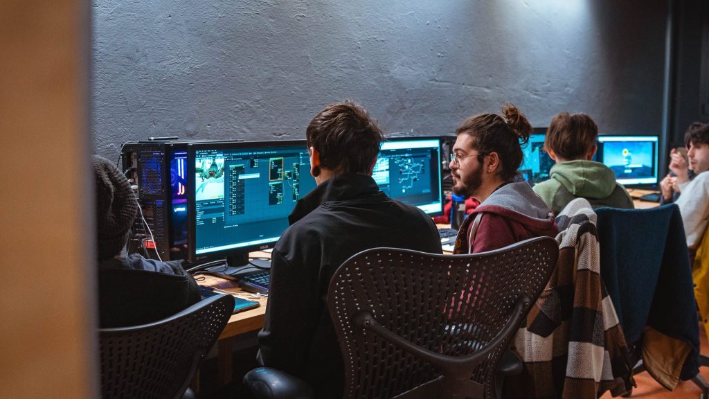 Studenti alle postazioni durante lo sviluppo di un videogioco