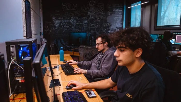 Studenti concentrati sullo sviluppo di un videogioco in laboratorio